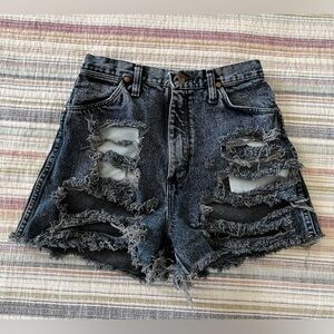 Highwaisted Distressed Wrangler Jean Shorts Size 26